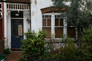 Entrance door & Venetian sash window