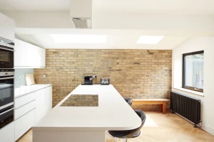 Galley kitchen & breakfast bar