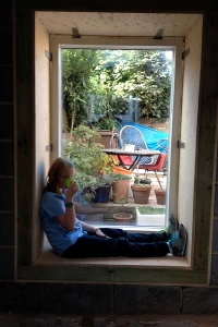 Projecting window seat