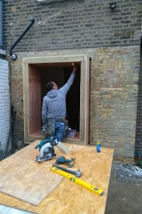 Proejcting window seat frame