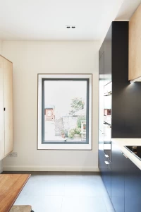 Projecting window seat