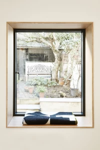 Proejcting window seat